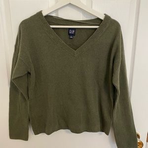 Gap sweater